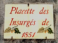 Plaque mémorielle des insurgés de 1851 dans le village.