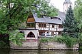 Wohnhaus in halboffener Bebauung und Uferbefestigung mit Schöpfstelle an der Mulde