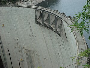 Die Staumauer mit dem Überlauf