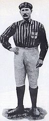 Sebuah gambar hitam-putih dari Herbert Kilpin, kapten pertama A.C. Milan