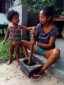 Mare i filla preparant «ravintoto», un plat tradicional malgaix