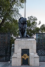 Parkın ana giriş kapısında yer alan aslan heykellerinden biri