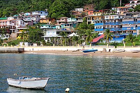 Vue sur la plage depuis le quai principal de Taboga, île de Taboga.