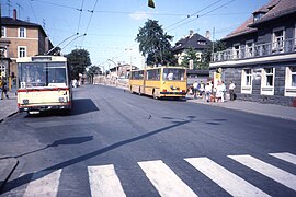 O-Busse vor dem Bahnhof Weimar (1989)