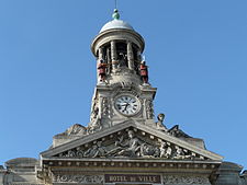 A torre do sino da prefeitura, onde Martin e Martine tocam as horas