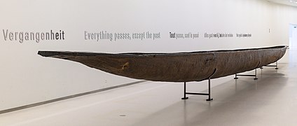 Grande pirogue monoxyle au Musée royal de l'Afrique centrale.