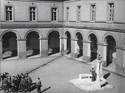 Vers 1950, dans la cour d’honneur de l'ancienne école vétérinaire de Toulouse, dans le quartier Matabiau.