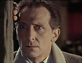 Peter Cushing yn de The Brides of Dracula (1960).