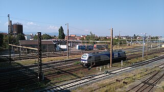 Une locomotive Vossloh Euro 4000 devant l'ancien dépôt.