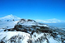 Mount Terror, maldekstre en la fono Mount Erebus