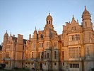 イギリスのハーラクストンマナーは、19世紀のルネッサンス、チューダー、ゴシック建築の邸で、歴史主義の邸宅建築の人気のある形式であるヤコベサンを生み出した。