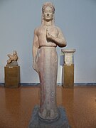 Phrasikleïa, korè polychrome, v. 550 av. J.-C. Musée national archéologique d'Athènes.