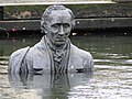 Heykaltraş Jens Galschiøt'in heykeli, Odense limanında suya gömülmüş durumda[11]