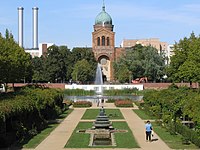 Luisenstädtischer Kanal mit dem Engelbecken und der Sankt-Michaelskirche im Hintergrund, von der Waldemarstraße aus fotografiert