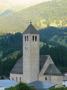 De klokkentoren van de kerk in Chiesa di Resia