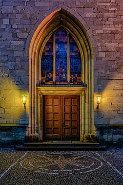 Portal da igreja de São Vítor de Xanten em Dülmen, Renânia do Norte-Vestfália, Alemanha. A igreja está localizada no centro da cidade, é a única dentro das antigas muralhas e a mais antiga. Foi fundada em 780 e a consagração de uma igreja maior, que se acredita ser a primeira igreja de pedra, ocorreu em 1074. Seu edifício foi repetidamente destruído, reconstruído, renovado ou remodelado, mas sempre foi orientado a nascente. Ganhou a sua forma atual por volta do ano 1500, no entanto, como grande parte de Dülmen, foi destruída em 21 e 22 de março de 1945 e mais tarde reconstruída. (definição 2 318 × 2 318)