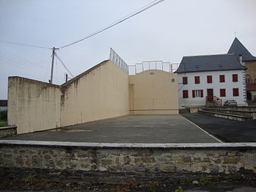 Domezain, fronton mur-à-gauche.