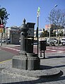 Font pública, punt de zona verda i paperera. Barcelona.