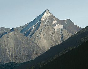 Vue de la face nord de la Grivola avec, à gauche (nord-est), le glacier du Nomenon et, à droite (nord-ouest), le petit glacier de Belleface.