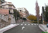 L'avenue des Arènes dans sa partie inférieure. À droite, un carrefour pour descendre vers la vallée du Paillon.