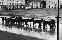 Stefan Bałuk: Smuteční pohřební průvod Franze Kutschery na Adolf-Hitler-Platz (Piłsudského náměstí) ve Varšavě. Fotografie pořízena z paláce Saski. Nacista Kutschera byl nám též jako Varšavský kat.