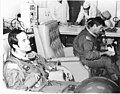 Командувач Джон Янг (праворуч) і льотчик Роберт Кріппен (ліворуч) костюм для запуску, 12.04.1981.