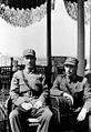 Chiang Wei-kuo (kanan), dengan ayahnya Chiang Kai-shek (kiri), 1941