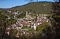 Blick von Westen auf den Staufen mit dem Aussichtspunkt Kaisertempel über den Dächern Eppsteins; darüber, links oben am Horizont, Königstein