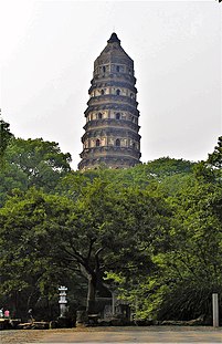 Kulla Huqiu, ndërtuar në vitin 961.