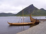 Både «Lofotr» og den mindre «Femkeiping» bygger på båtene i Gokstad-funnet. Foto fra Lofotr Vikingmuseum på Borg i Vestvågøy 2010