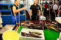 Pescador cortando peixe em Tsukiji