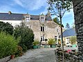 Le manoir de Toulgoat vu depuis l'entrée dans la cour intérieure.