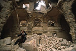 Vedran Smailović en las ruinas de la Biblioteca Nacional de Sarajevo