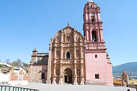 Fachada da histórica igreja de São Pedro e São Paulo em Tlalpujahua