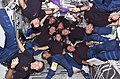 Confraternização no módulo Unity: integrantes da Expedição 4, seus sucessores da Expedição 5 e a tripulação da STS-111 Endeavour.
