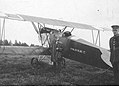 Pułkownik pilot Jerzy Kossowski przed samolotem Fokker D.VII numer 18.7.