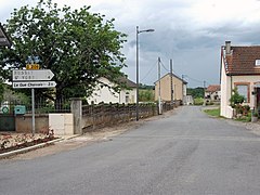 Route départementale en direction de Saint-Yorre