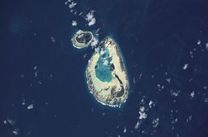 ISS-Bild des Saint-Joseph-Atolls, nordwestlich davon die Insel D’Arros