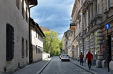 Wschodnia część, pomiędzy ul. Szpitalną a Plantami. Po lewej Dom Pod Krzyżem a dalej dawny klasztor ss. duchaczek.