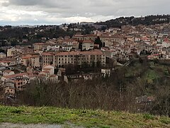 Photographie du centre-ville de Thiers avec l'ancien hôpital visible au centre de ce dernier.