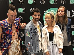 Description de l'image DNCE at Soundbox.jpg.