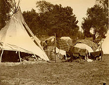 Photographie en noir et blanc de tipis et de tentes.