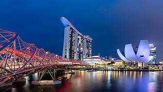 Dans Marina Bay : Helix Bridge, Marina Bay Sands et ArtScience Museum. Aout 2023.