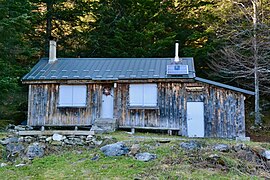 Le refuge construit par le ski-club de Montferrier, au bord de l'étang.