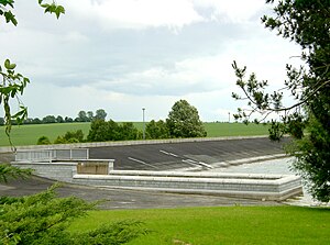 Staudamm mit Hochwasserüberlauf