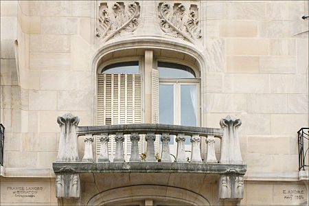 Art Nouveau railing with highly stylized reinterpretations of the Ionic column as balusters, on the France-Lanord Building (Avenue Foch no. 71), Nancy, France, by Émile André, 1904[32]