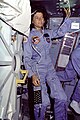 Astronautė su kombinezonu