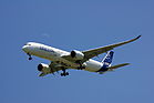 Niedriger Vorbeiflug des Airbus A350-900XWB beim Erstflug am 14. Juni 2013. KW 25 (ab 16. Juni 2013)