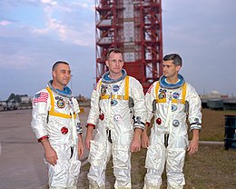Grissom, White, và Chaffee đứng trước bệ phóng chứa phương tiện vũ trụ AS-204
