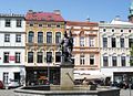 La Plaça Major amb una estàtua de Sant Florià